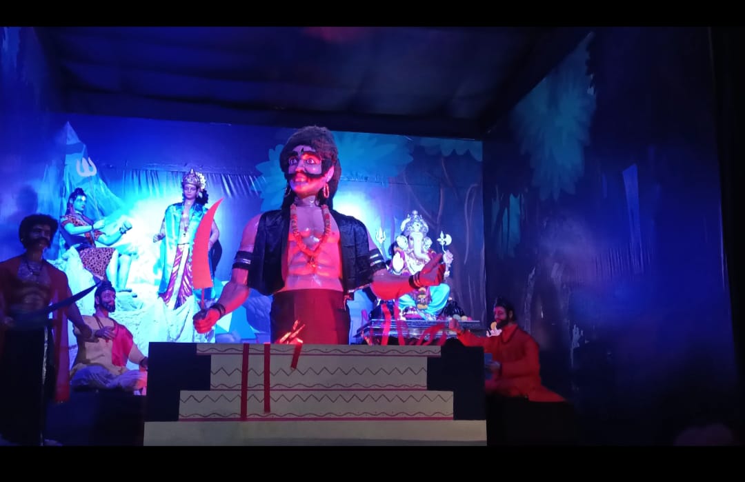 कोथरूडमधील नवजवान मित्र मंडळाने साकारला ज्वालासुराच्या वधाचा हलता देखावा