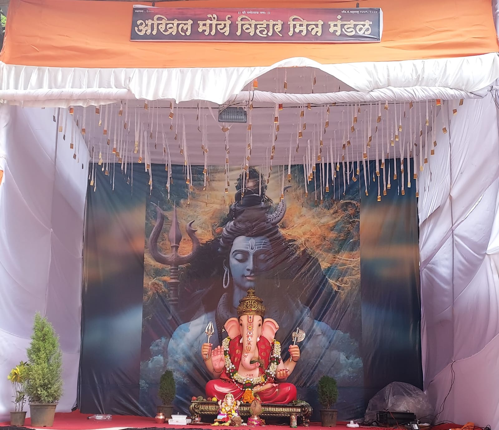 कोथरूडमधील अखिल मौर्य विहार मित्र मंडळाने साकारला महादेव मंदिर देखावा