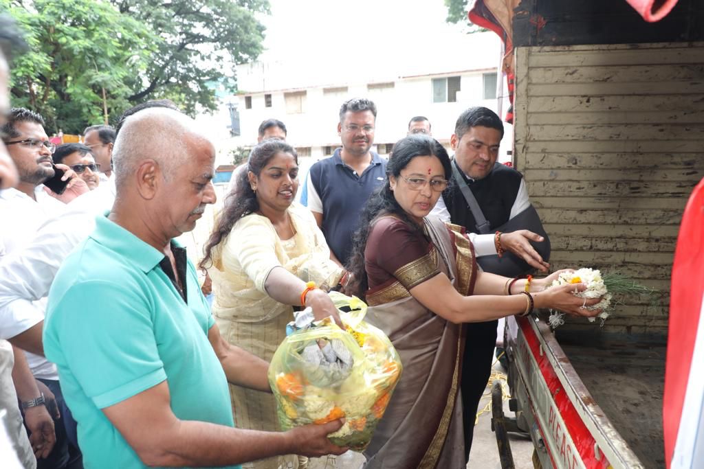 आमदार सिद्धार्थ शिरोळे व मेधा कुलकर्णी यांच्या हस्ते निर्माल्यापासून खत निर्मितीसाठी निर्माल्य संकलन करणाऱ्या निर्माल्य वाहनाचे उद्घाटन