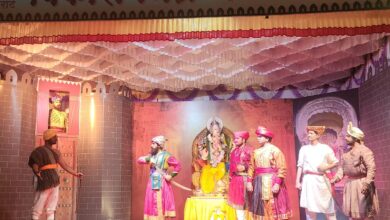 कर्वेनगरमधील विकास मित्रमंडळाने यंदा “बुलंद दरवाजा” हा जिवंत देखावा साकारला आहे; देखावा पाहण्यासाठी नागरिकांची गर्दी