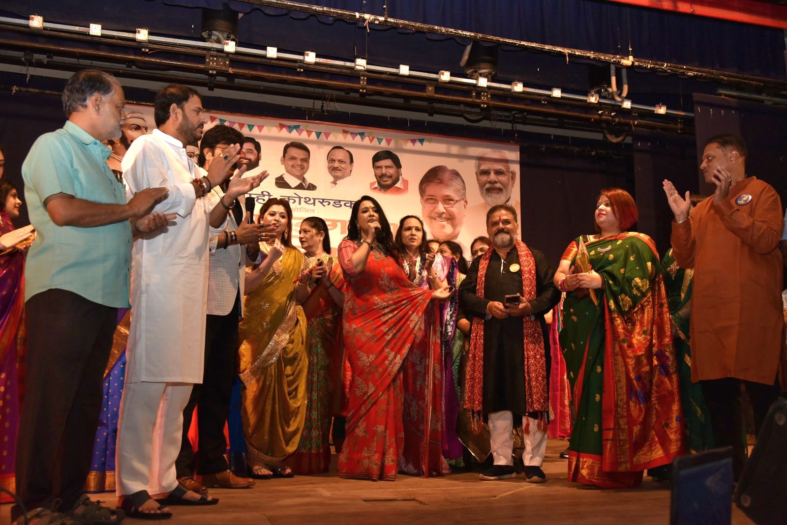 किसी की मुस्कुराहटो पे हो निसार – अमृता फडणवीस यांनी जिंकली कोथरूडकरांची मनं….