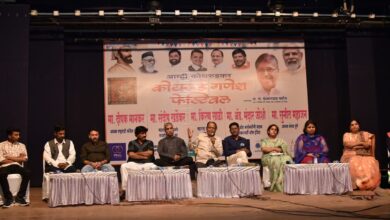 सध्याच्या राजकारणावर केलेल्या विडंबनात्मक रचना आणि हास्याचे फवारे ; कोथरूड गणेश फेस्टिवल अंतर्गत आयोजित मराठी हास्य कवी संमेलन