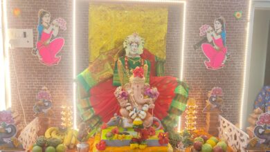 घरातील गणपती बाप्पा समोर कोल्हापूर येथील महालक्ष्मी मंदिराचा देखावा