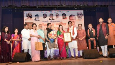 डॉ. सलील कुलकर्णी यांचा कोथरूड गणेश फेस्टिवल मध्ये विशेष सन्मान; जगण्याचे पैलू उलगडणार्‍या कवितांनी रंगला ‘आयुष्यावर बोलु काही