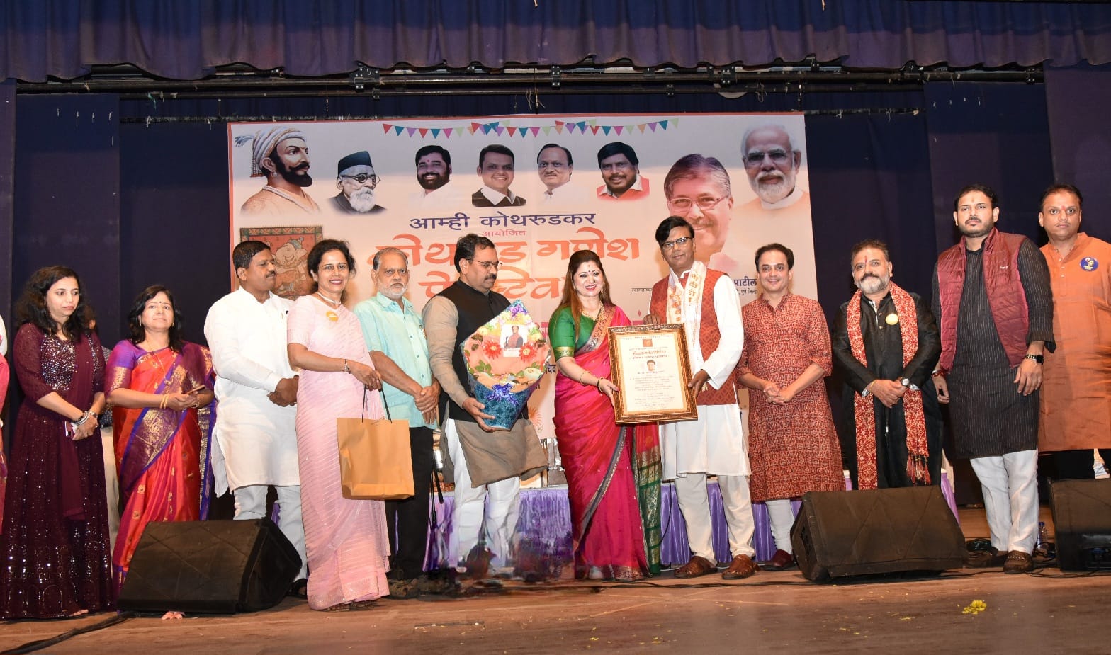 डॉ. सलील कुलकर्णी यांचा कोथरूड गणेश फेस्टिवल मध्ये विशेष सन्मान; जगण्याचे पैलू उलगडणार्या कवितांनी रंगला ‘आयुष्यावर बोलु काही डॉ. सलील कुलकर्णी यांचा कोथरूड गणेश फेस्टिवल मध्ये विशेष सन्मान; जगण्याचे पैलू उलगडणार्या कवितांनी रंगला ‘आयुष्यावर बोलु काही