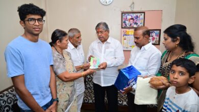 व्यस्त कार्यक्रमांतून वेळ काढत पालकमंत्री चंद्रकांत पाटील यांनी घेतला भाजप कार्यकर्ते विनोद मोहिते यांच्या घरी स्नेहभोजनाचा आनंद