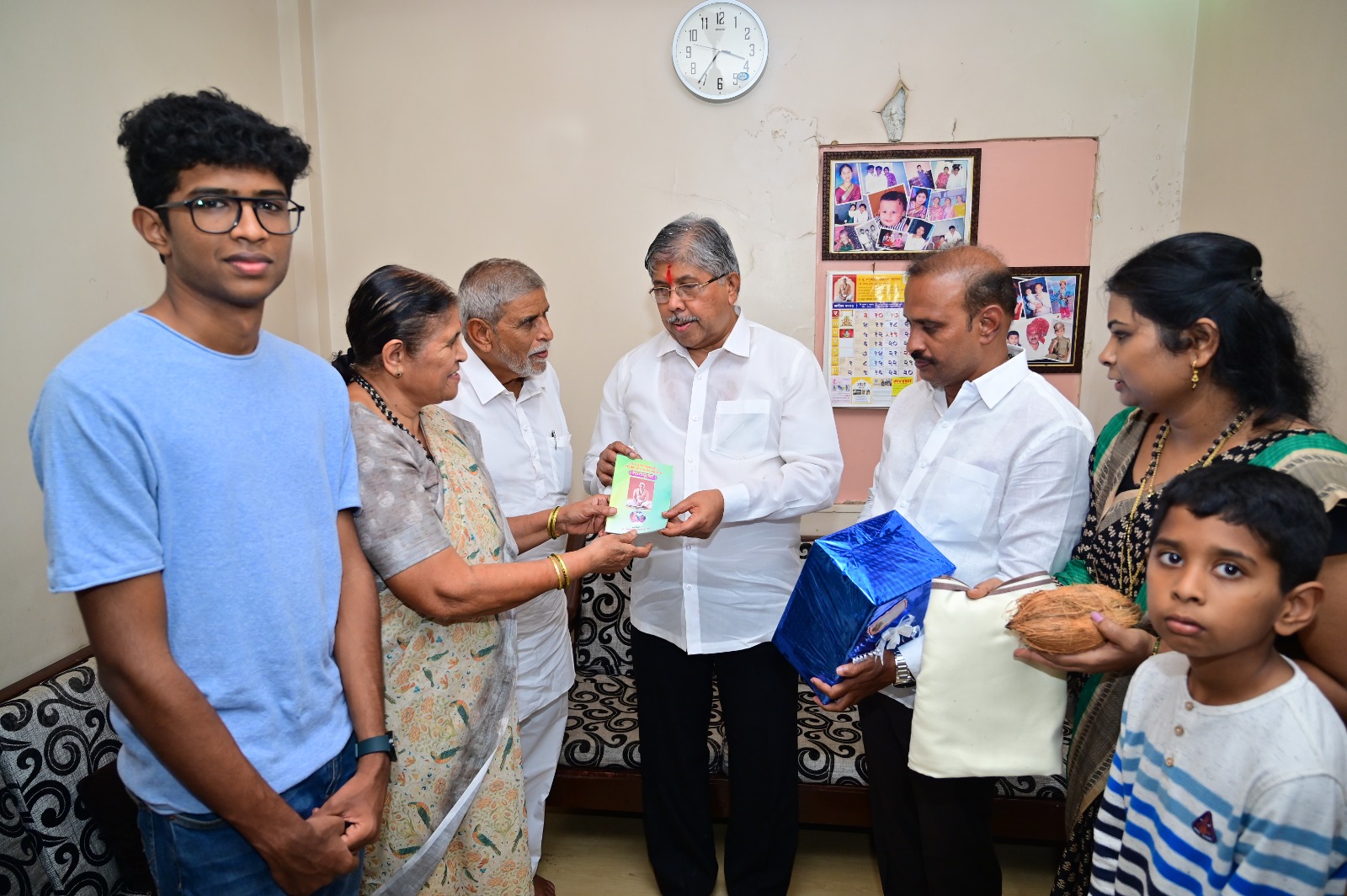 व्यस्त कार्यक्रमांतून वेळ काढत पालकमंत्री चंद्रकांत पाटील यांनी घेतला भाजप कार्यकर्ते विनोद मोहिते यांच्या घरी स्नेहभोजनाचा आनंद