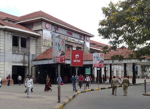 लष्करी अधिकारी म्हणून वावरत असलेला तरुण पुणे रेल्वे स्थानकावर जेरबंद लष्करी अधिकारी म्हणून वावरत असलेला तरुण पुणे रेल्वे स्थानकावर जेरबंद