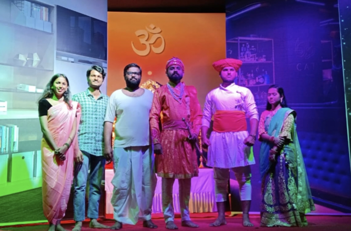 पौड रस्त्यावरील शिवशक्ती मित्र मंडळाने यंदा ‘स्वराज्या कडून सुराज्या कडे’ हा जिवंत देखावा सादर केला आहे. पौड रस्त्यावरील शिवशक्ती मित्र मंडळाने यंदा ‘स्वराज्या कडून सुराज्या कडे’ हा जिवंत देखावा सादर केला आहे.