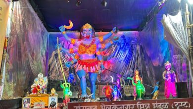 कोथरुडमध्ये संयुक्त भेलके नगर मित्र मंडळाने साकारलेला रक्तबीज राक्षसाचा वध देखावा पाहण्यासाठी  गर्दी..