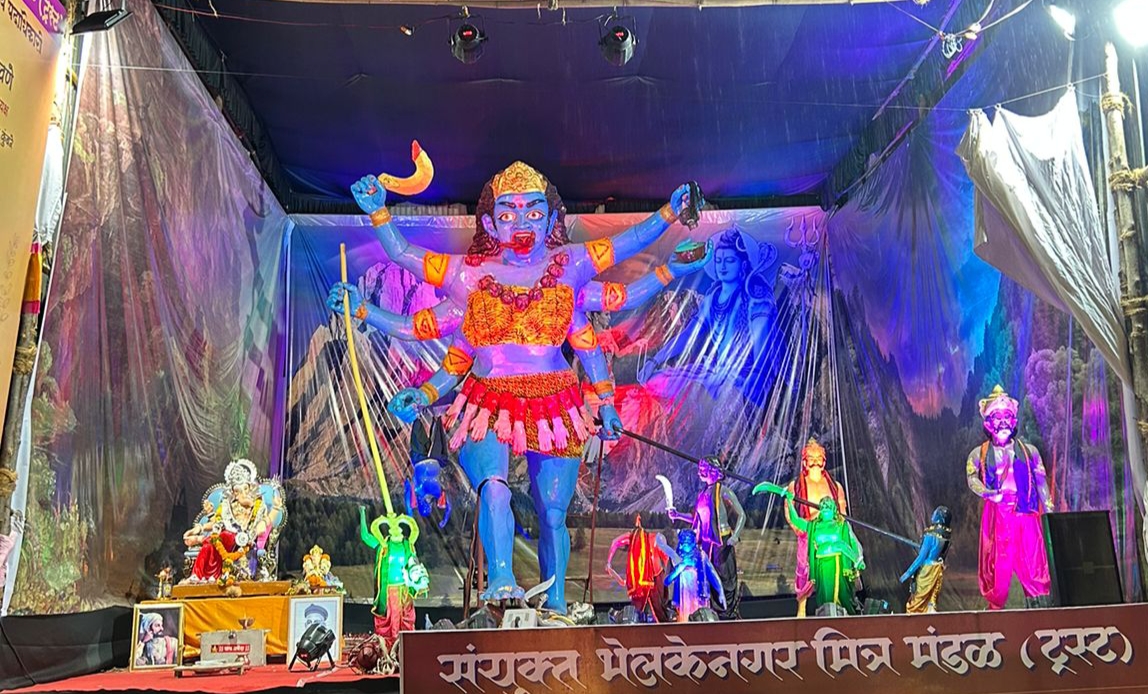 कोथरुडमध्ये संयुक्त भेलके नगर मित्र मंडळाने साकारलेला रक्तबीज राक्षसाचा वध देखावा पाहण्यासाठी  गर्दी..