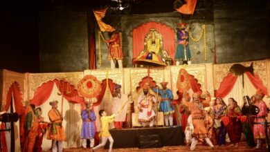 कोथरूडमधील शास्त्रीनगर येथील संगम तरुण मंडळ ट्रस्टचा यंदा ‘श्री शिवराज्याभिषेक सोहळा ‘  सजीव देखावा; देखावा पाहण्यासाठी नागरिकांची गर्दी