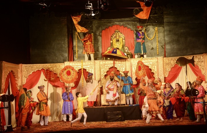 कोथरूडमधील शास्त्रीनगर येथील संगम तरुण मंडळ ट्रस्टचा यंदा ‘श्री शिवराज्याभिषेक सोहळा ‘  सजीव देखावा; देखावा पाहण्यासाठी नागरिकांची गर्दी