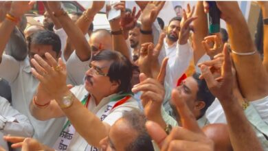 अजित पवार पुण्याचे पालकमंत्री जाहीर होताच पुण्यात राष्ट्रवादी काँग्रेसच्या कार्यकर्त्यांचा फटाके वाजवत, पेढे वाटत जोरदार जल्लोष