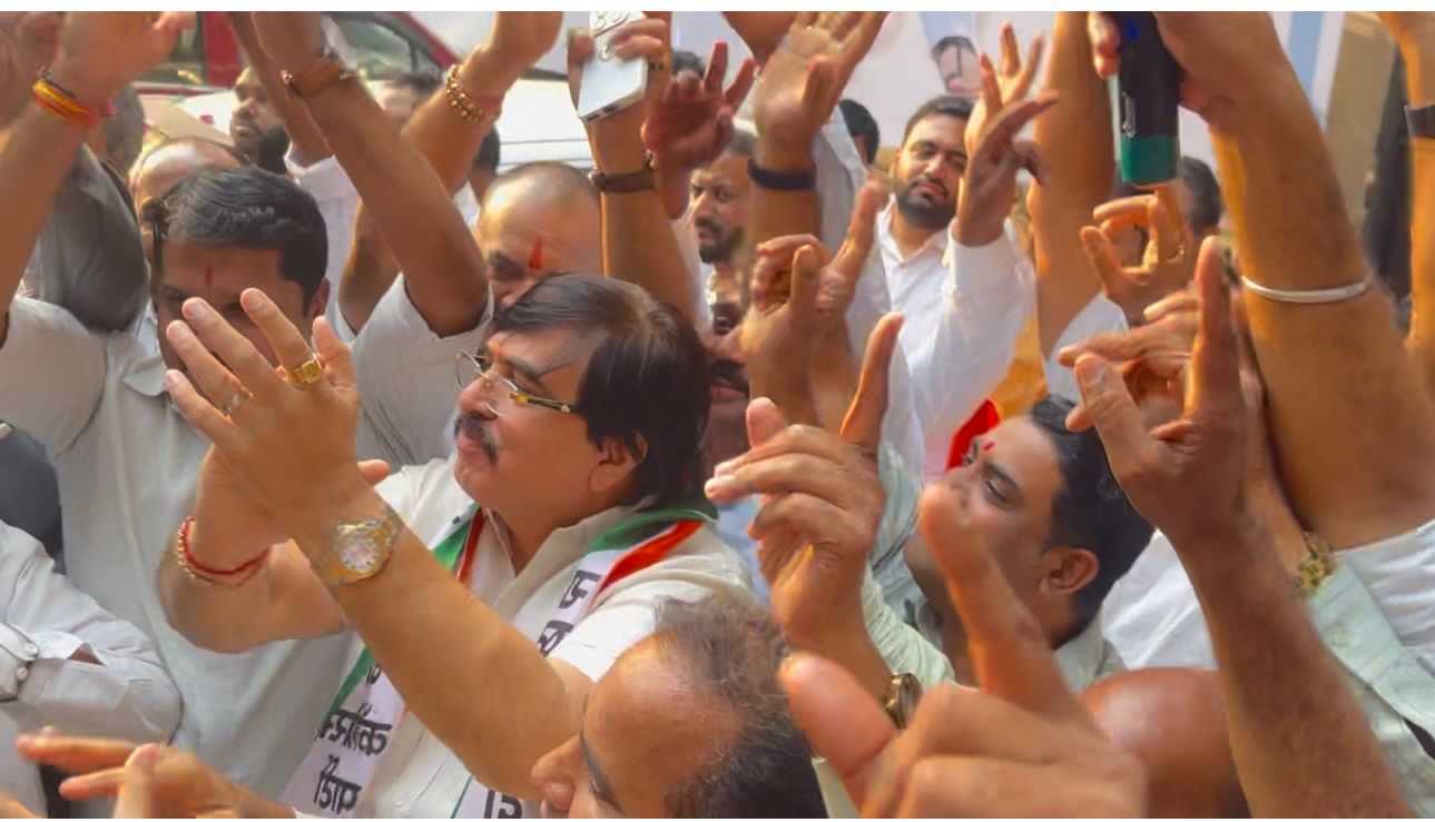 अजित पवार पुण्याचे पालकमंत्री जाहीर होताच पुण्यात राष्ट्रवादी काँग्रेसच्या कार्यकर्त्यांचा फटाके वाजवत, पेढे वाटत जोरदार जल्लोष