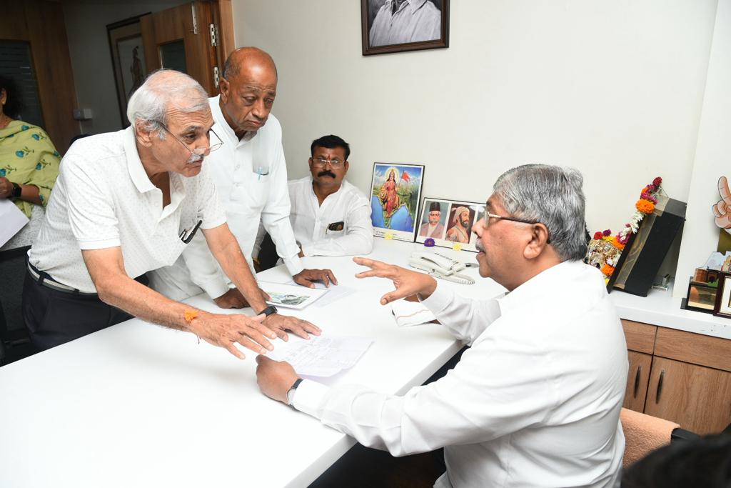 मंत्री चंद्रकांत पाटील यांनी जनता दरबार घेऊन जाणून घेतल्या कोथरूड मतदार संघातील नागरिकांच्या समस्या ; अधिकाऱ्यांना दिल्या सूचना मंत्री चंद्रकांत पाटील यांनी जनता दरबार घेऊन जाणून घेतल्या कोथरूड मतदार संघातील नागरिकांच्या समस्या ; अधिकाऱ्यांना दिल्या सूचना