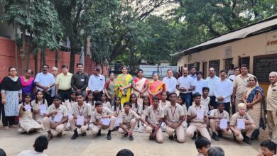 गणेशोत्सवातील खर्च टाळून लक्ष्मीनगरमधील बालाजी मित्र मंडळ व सफाई सैनिकांनी भरली २५ विद्यार्थ्यांची शालेय फी