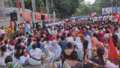 विविध मागण्यांसाठी कंत्राटी कामगारांची पुणे महापालिकेबाहेर  निदर्शने