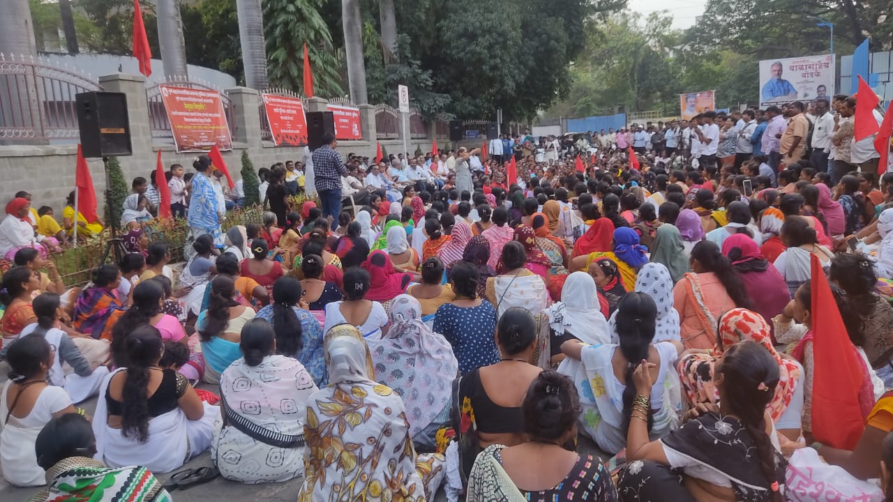 विविध मागण्यांसाठी कंत्राटी कामगारांची पुणे महापालिकेबाहेर  निदर्शने