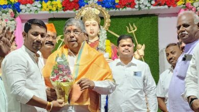 बचत गटातील महिलांनी विविध योजनांचा लाभ घ्यावा : चंद्रकांत पाटील, श्री विठ्ठल रुक्मिणी मित्र मंडळाच्या नवरात्र उत्सवास पाटील यांची सदिच्छा भेट