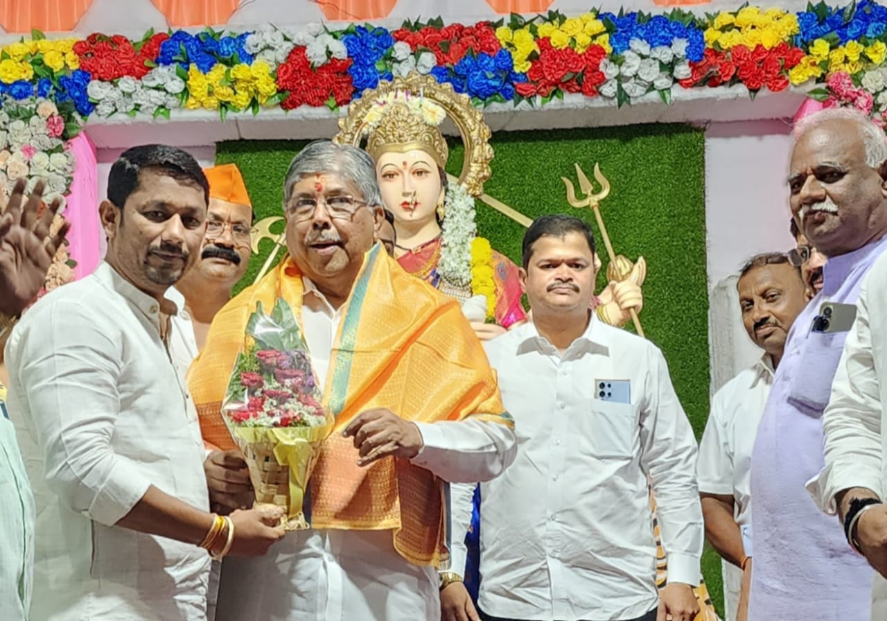 बचत गटातील महिलांनी विविध योजनांचा लाभ घ्यावा : चंद्रकांत पाटील, श्री विठ्ठल रुक्मिणी मित्र मंडळाच्या नवरात्र उत्सवास पाटील यांची सदिच्छा भेट