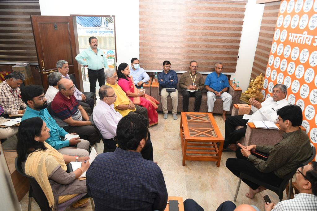 प्रभाग क्रमांक १३ मधील नागरी समस्या तातडीने सोडवा-चंद्रकांत पाटील यांच्या अधिकाऱ्यांना सूचना प्रभाग क्रमांक १३ मधील नागरी समस्या तातडीने सोडवा-चंद्रकांत पाटील यांच्या अधिकाऱ्यांना सूचना
