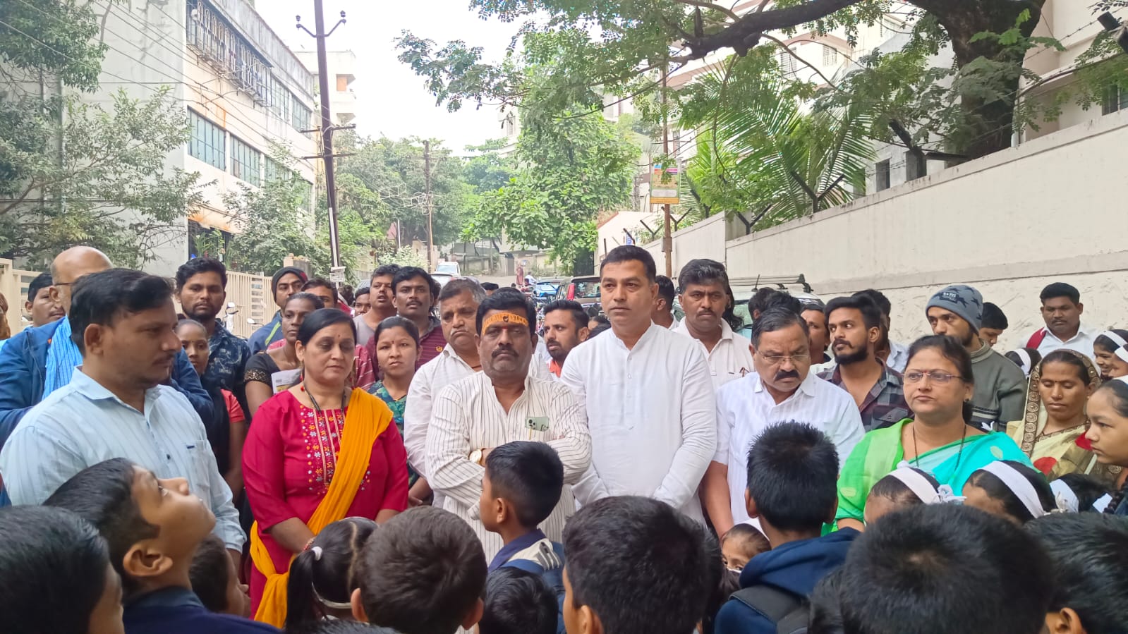 टाळे लावू आंदोलनाचा प्रभाव ; वारजेतील कै. शामराव श्रीपती बराटे इंग्लिश माध्यम शाळेला मिळाले ७ शिक्षक टाळे लावू आंदोलनाचा प्रभाव ; वारजेतील कै. शामराव श्रीपती बराटे इंग्लिश माध्यम शाळेला मिळाले ७ शिक्षक