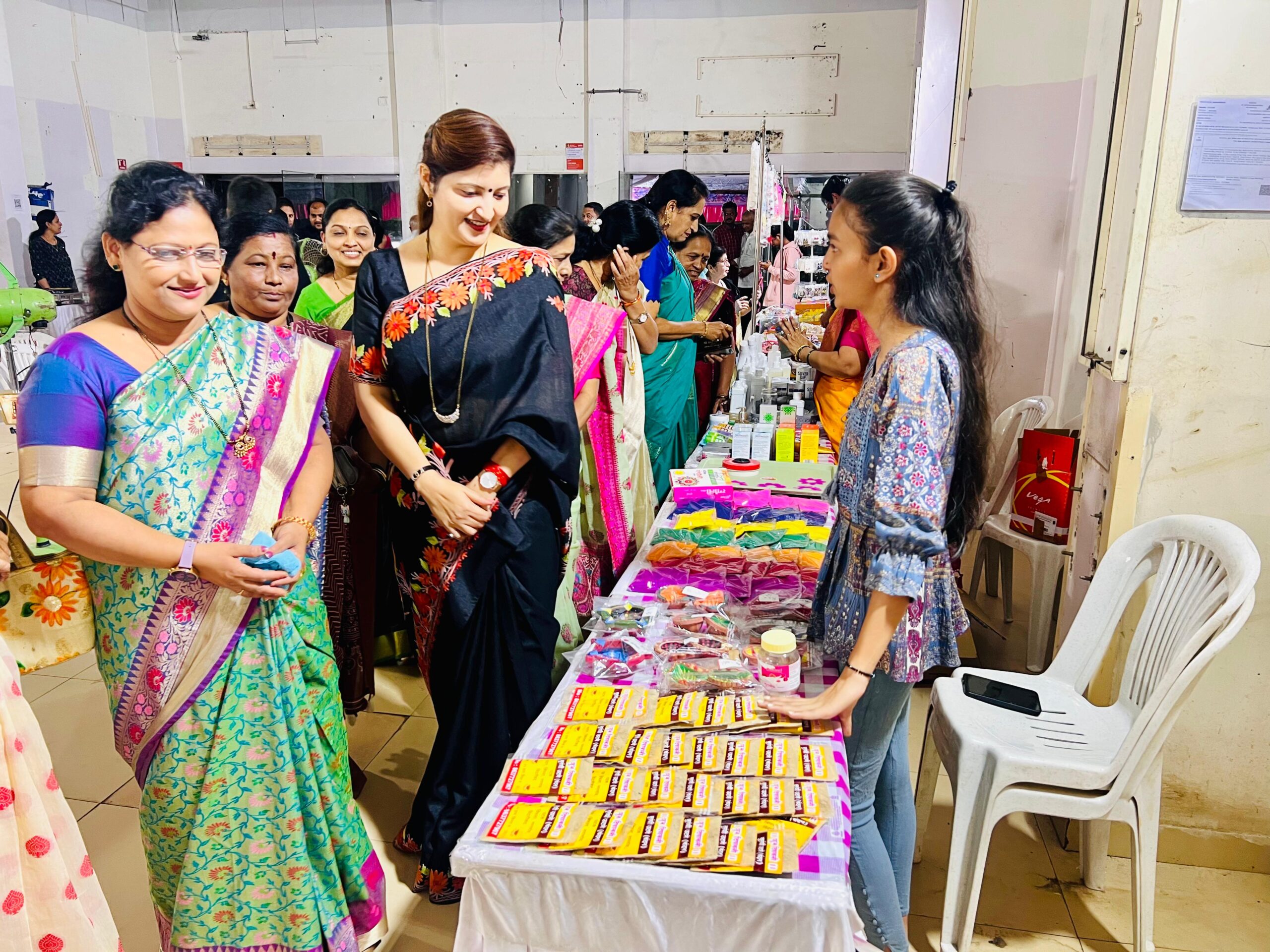 वारजेत महिलांनी बनवलेल्या गृहउपयोगी वस्तूंच्या भव्य प्रदर्शन व विक्री महोत्सवास उत्स्फूर्त प्रतिसाद