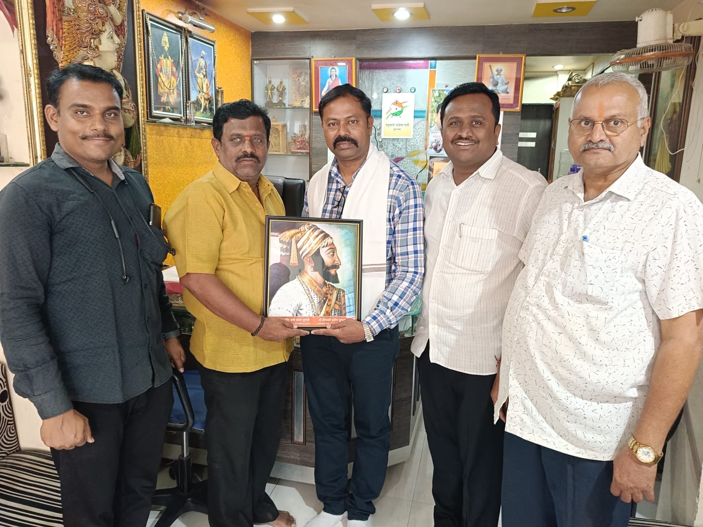 शिक्षक संघटनेच्या पुणे जिल्हा अध्यक्षपदी निवड झाल्याबद्दल महेंद्र दळवी यांचा सत्कार