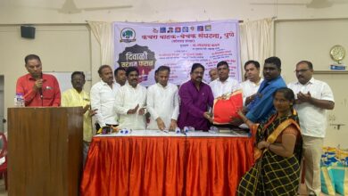 कोथरूड मधील कचरा वाहक –  वेचक यांची दिवाळी झाली गोड ; संघटनेच्या वतीने सरंजाम वाटप