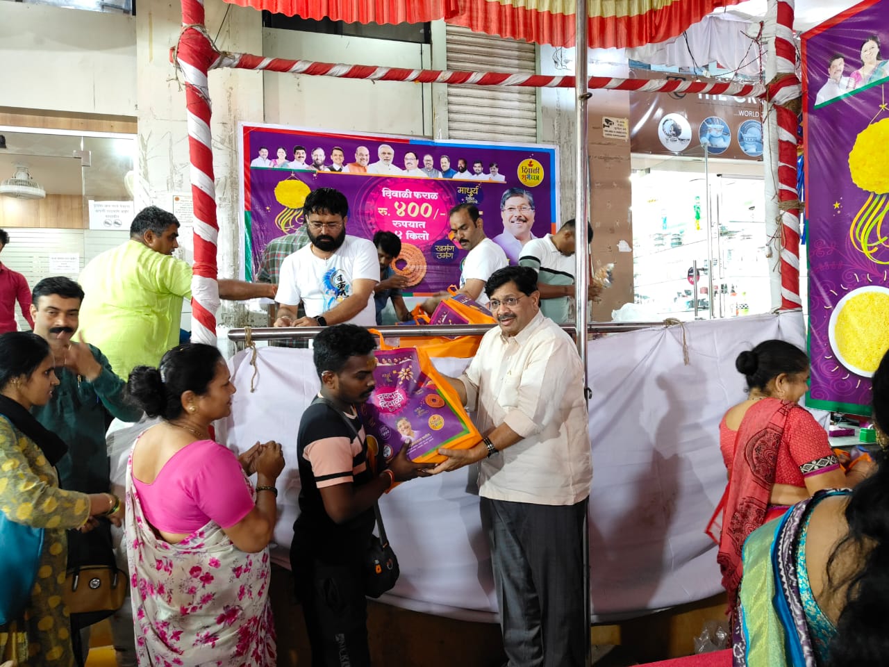 चंद्रकांत पाटील यांच्याकडून कोथरुडकरांची दिवाळी गोड! नाममात्र दरात फराळ उपलब्ध उपक्रमास उत्स्फूर्त प्रतिसाद