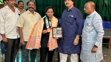 ३७ व्या राष्ट्रीय क्रीडा स्पर्धेत महाराष्ट्राला कांस्य पदक मिळवून देणाऱ्या पुर्वी गांजवे हिचा दीपक मानकर यांच्या हस्ते सत्कार