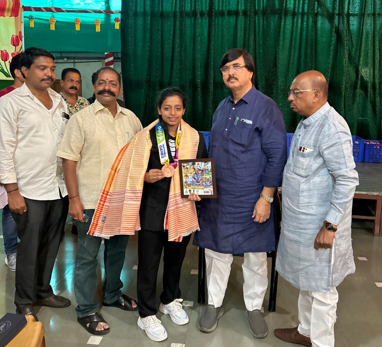 ३७ व्या राष्ट्रीय क्रीडा स्पर्धेत महाराष्ट्राला कांस्य पदक मिळवून देणाऱ्या पुर्वी गांजवे हिचा दीपक मानकर यांच्या हस्ते सत्कार