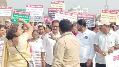 ‘pmc आणि nhai मध्ये नाही मेळ आणि आमच्या जीवाचा लावलाय खेळ’ ; चांदणी चौक वेदभवन परिसरातील सोसायट्यांमधील नागरिकांची मुक मोर्चा काढून निदर्शने..