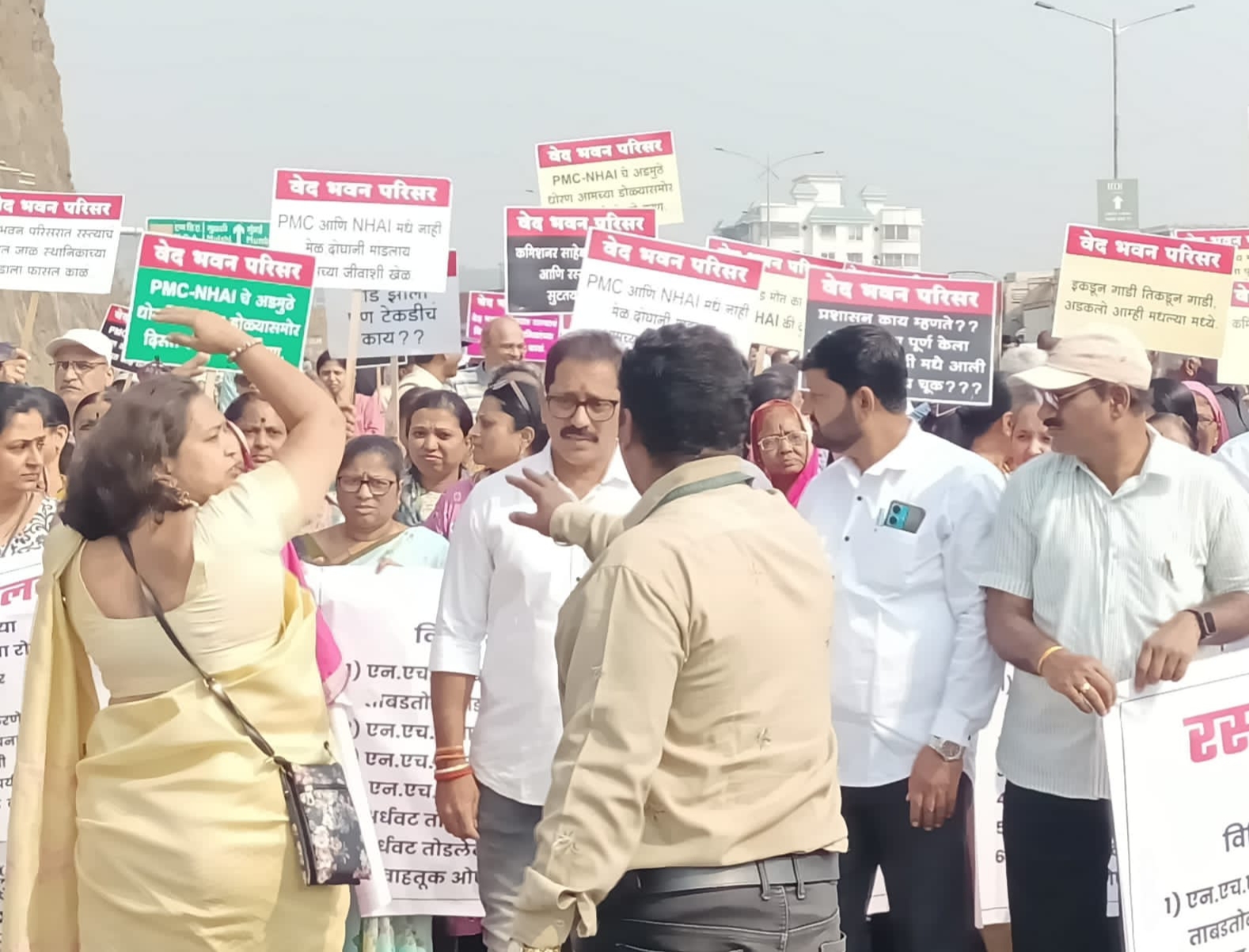 ‘pmc आणि nhai मध्ये नाही मेळ आणि आमच्या जीवाचा लावलाय खेळ’ ; चांदणी चौक वेदभवन परिसरातील सोसायट्यांमधील नागरिकांची मुक मोर्चा काढून निदर्शने..