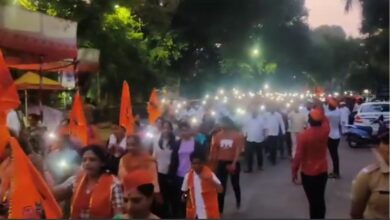 कर्वेनगर मधील सकल मराठा समाज मनोज जरांगे पाटील यांना पाठिंबा देण्यासाठी कँडल मार्चच्या माध्यमातून रस्त्यावर