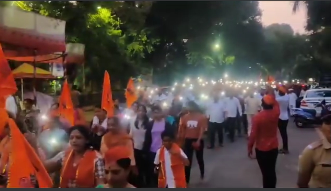 कर्वेनगर मधील सकल मराठा समाज मनोज जरांगे पाटील यांना पाठिंबा देण्यासाठी कँडल मार्चच्या माध्यमातून रस्त्यावर