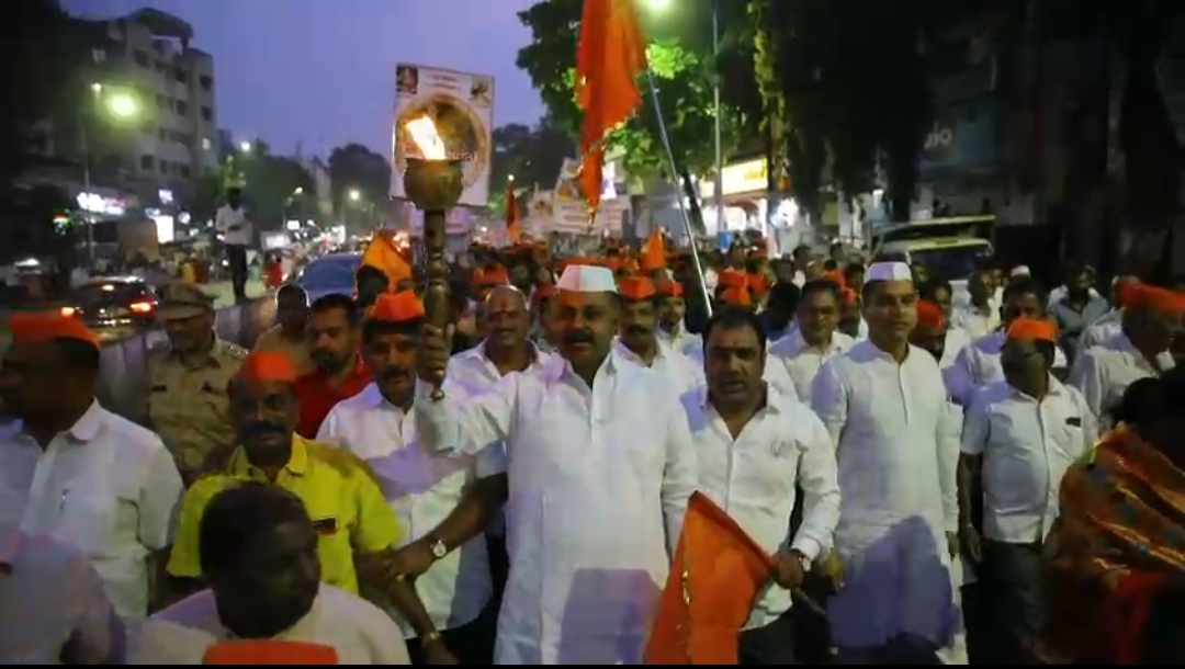 मराठा आरक्षणाच्या मागणीला पाठिंबा देण्यासाठी वारजे माळवाडी सकल मराठा समाजाचा मशाल मोर्चा