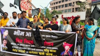 पुण्यात बागेश्वर महाराजांना काळे झेंडे दाखवत घोषणाबाजी