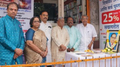 पुणे पुस्तक महोत्सवानिमित्त डॉ. बाबासाहेब आंबेडकरांना वाहिली आदरांजली