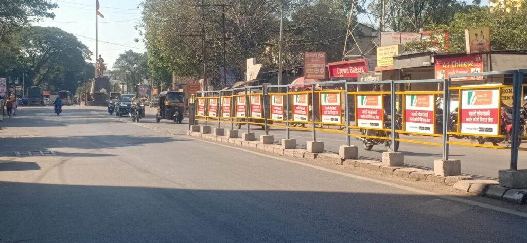 कोथरूडमध्ये जाहिरात बाजीसाठी दुभाजकावर लावलेले धोकादायक लोखंडी रेलिंग पालिकेने हटवले.. सिंहासन News Impact Img 20240116 wa0010