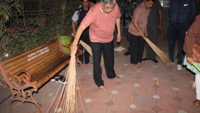 चंद्रकांत पाटील यांच्याकडून कोथरुडमधील मृत्यूंजय मंदिराची साफसफाई