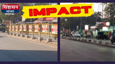 कोथरूडमध्ये जाहिरात बाजीसाठी दुभाजकावर लावलेले धोकादायक लोखंडी रेलिंग पालिकेने हटवले.. सिंहासन news impact