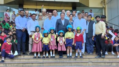 पालकांबरोबर दुचाकीवर शाळेत जाणाऱ्या ६०० विद्यार्थ्यांना हेल्मेट वाटप.. राष्ट्रीय रस्ता सुरक्षा महिना निमित्त उपक्रम