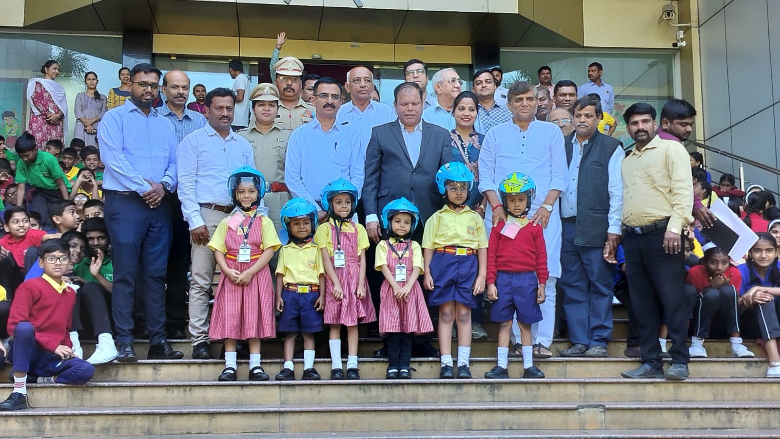 पालकांबरोबर दुचाकीवर शाळेत जाणाऱ्या ६०० विद्यार्थ्यांना हेल्मेट वाटप.. राष्ट्रीय रस्ता सुरक्षा महिना निमित्त उपक्रम