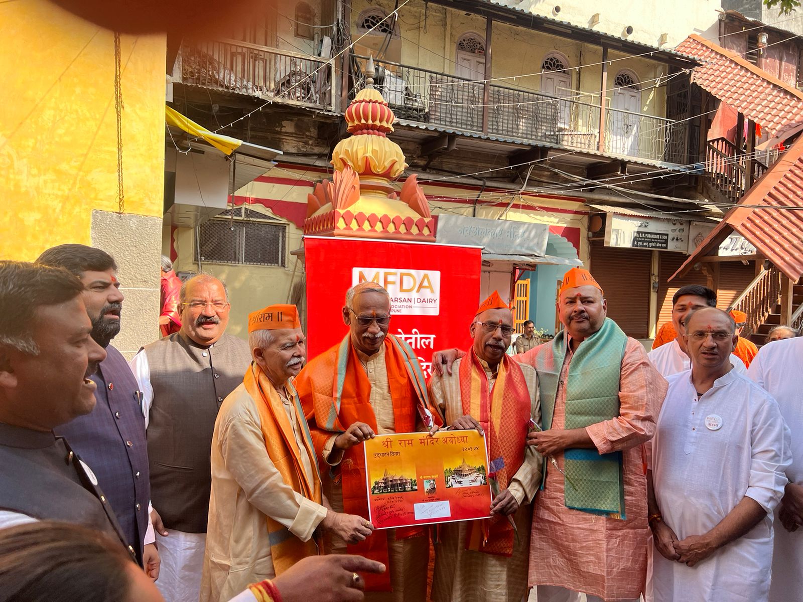 मिठाई ,फरसाण अँड डेअरी असोसिएशन पुणेतर्फे अकरा हजार पेढे आणि श्री रामरक्षा स्तोत्र पुस्तिकेचे वितरण