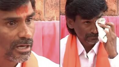 मुंबईला निघण्यापूर्वी मनोज जरांगे भावूक, भर पत्रकार परिषेदत ढसाढसा रडले; म्हणाले आता गोळ्या घातल्या तरी माघार नाही…