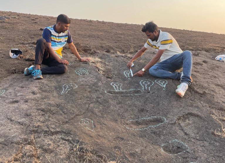 वेल्हे तालुक्यातील कादवे गावाच्या तळमाळावर आढळली कातळ शिल्प कलाकृती