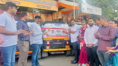 वारजे जकात नाका येथे राष्ट्रवादी काँग्रेस (शरदचंद्र पवार)पक्षाच्या वतीने रिक्षाचालकांना प्रशांत जगताप यांच्या हस्ते मोफत हुड वाटप