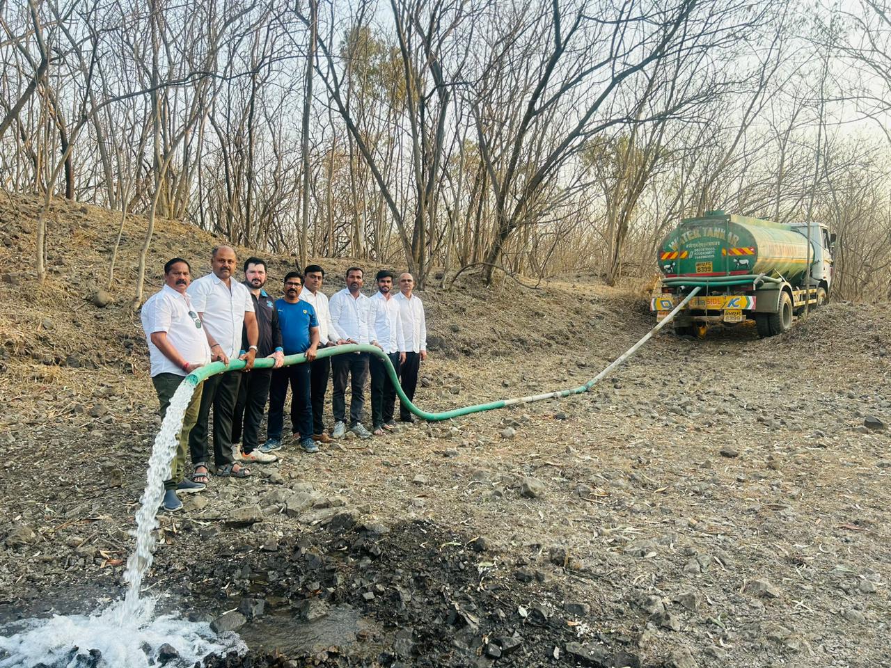 उन्हाळ्यात पशू पक्षांसाठी केली पाण्याची सोय ; वारजे वनक्षेत्र परिसरात महेश बराटे मित्र परिवाराचा उपक्रम..